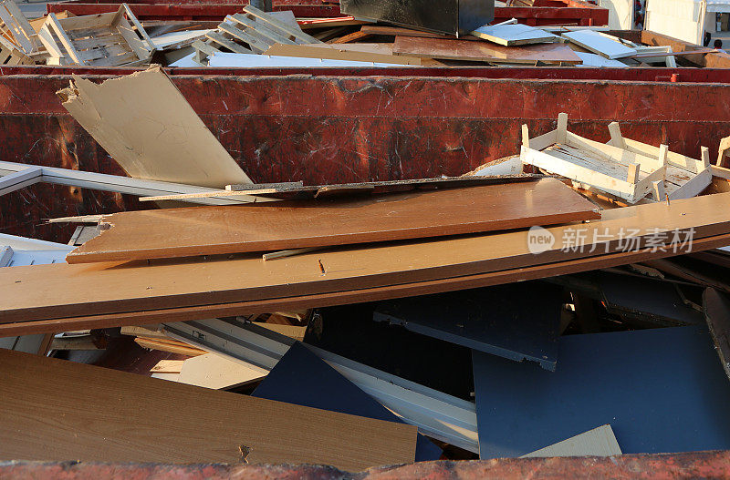 用过的可回收的木制容器，有木板和破碎的门窗