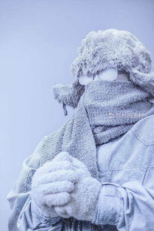 一个被冰雪覆盖的冰冻男人