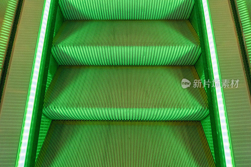 绿色扶梯