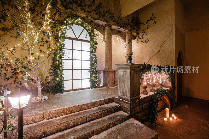 画室或剧院的景色。一个带有楼梯和柱子的老建筑的入口。用花环和冷杉枝装饰的圣诞节装饰品