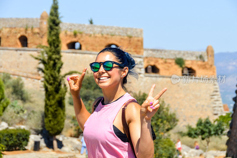 迷人的年轻女子在希腊古堡旅游