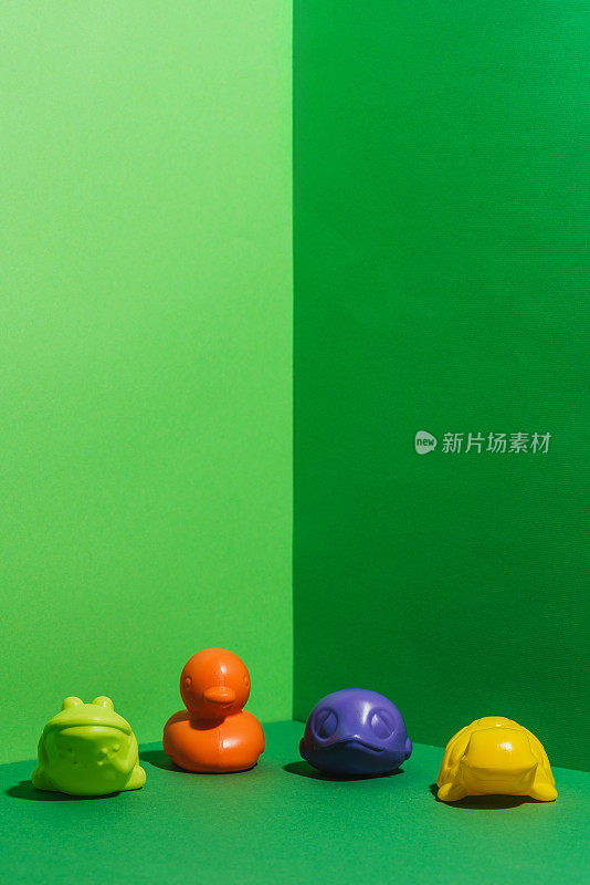 在绿色的动物形状的彩色婴儿玩具