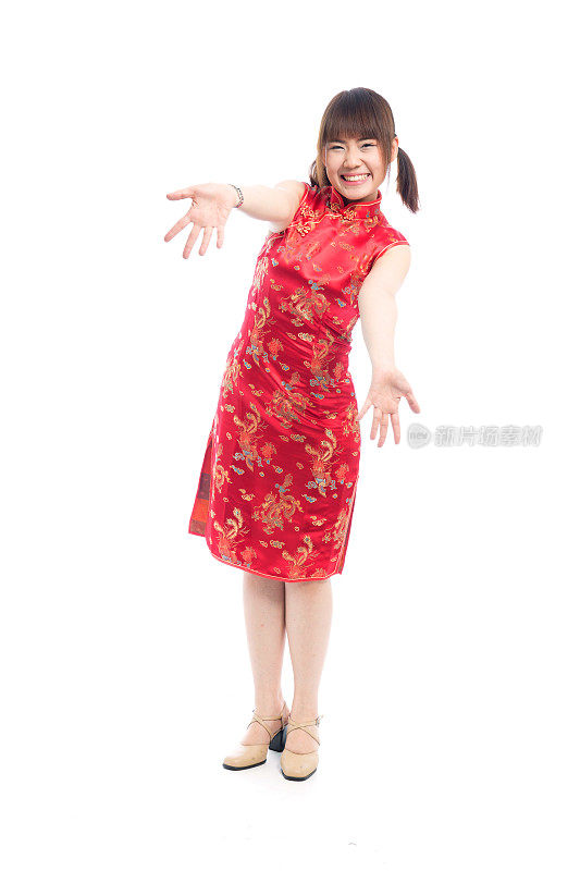 可爱的亚洲年轻女子，穿着传统的红色中国服装短袖，旗袍，旗袍或马褂。