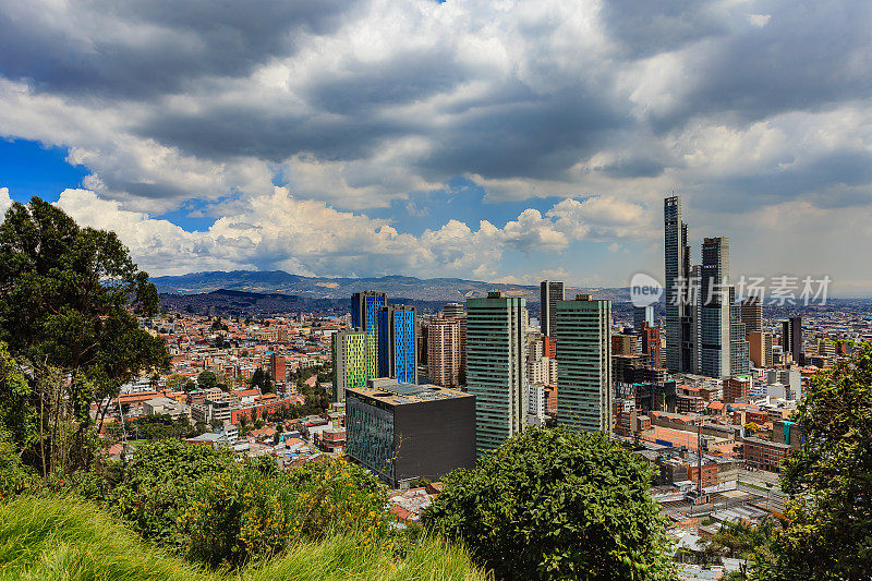 哥伦比亚波哥大——安第斯山脉上南美首都的高角度视角