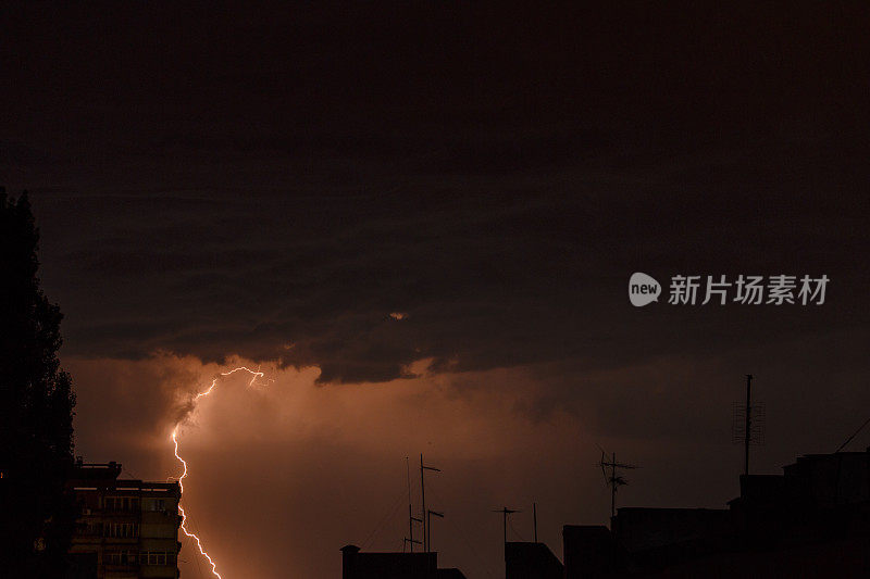 在夏天的暴风雨中，叉形闪电击中