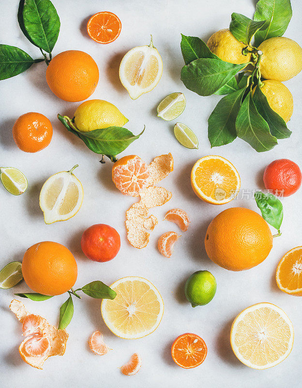 多种新鲜柑橘类水果，可制作健康的冰沙