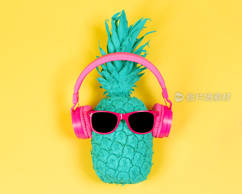 粉色耳机里的菠萝