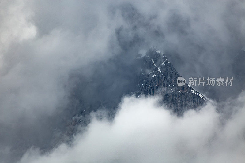 多云雪山山峰景观。白云石山脉阿尔卑斯山