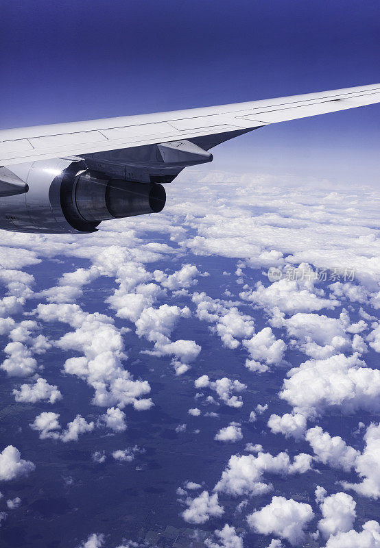 飞机机翼在云层之上