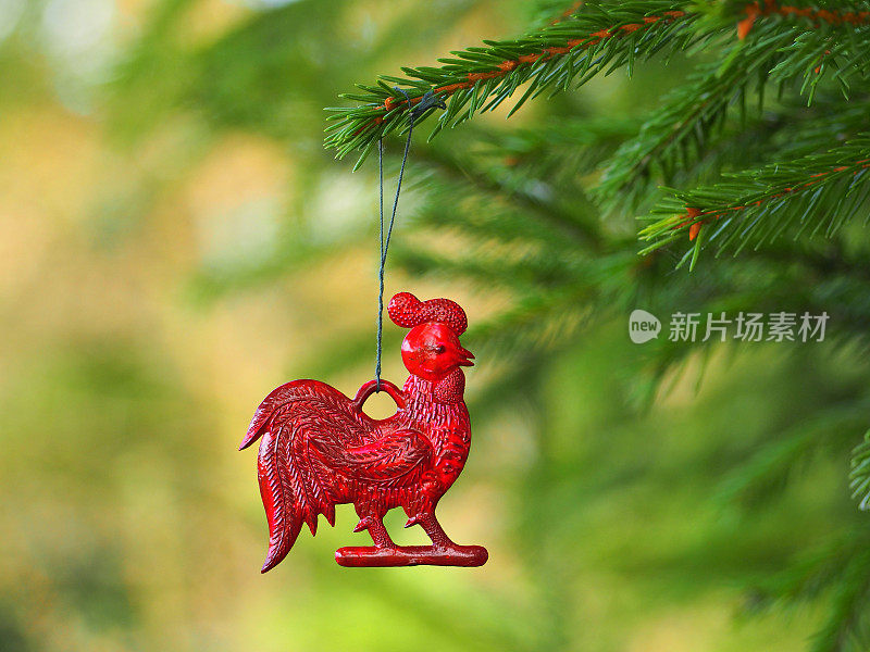 2017年红公鸡，圣诞树上的公鸡