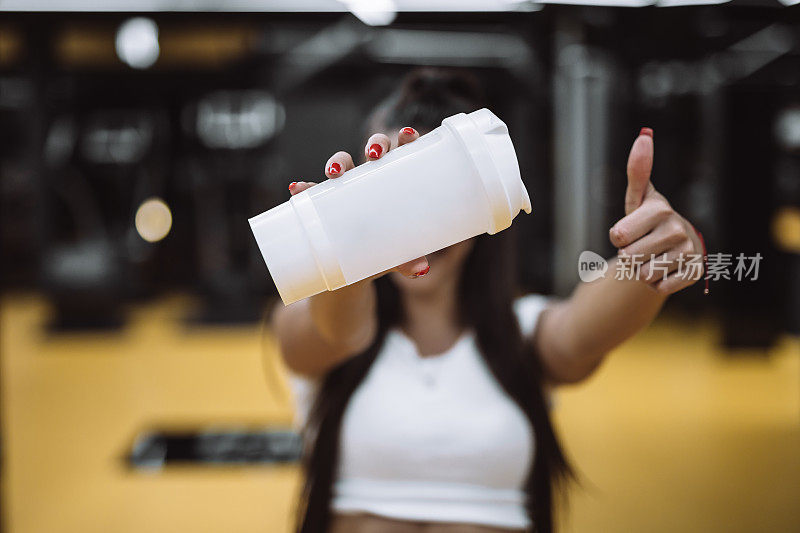 年轻女子用水瓶喝水