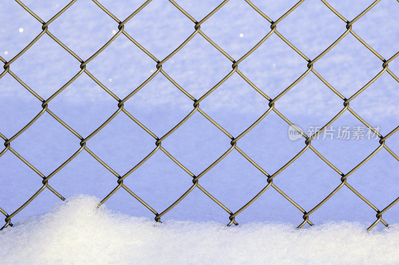 雪中的铁链栅栏