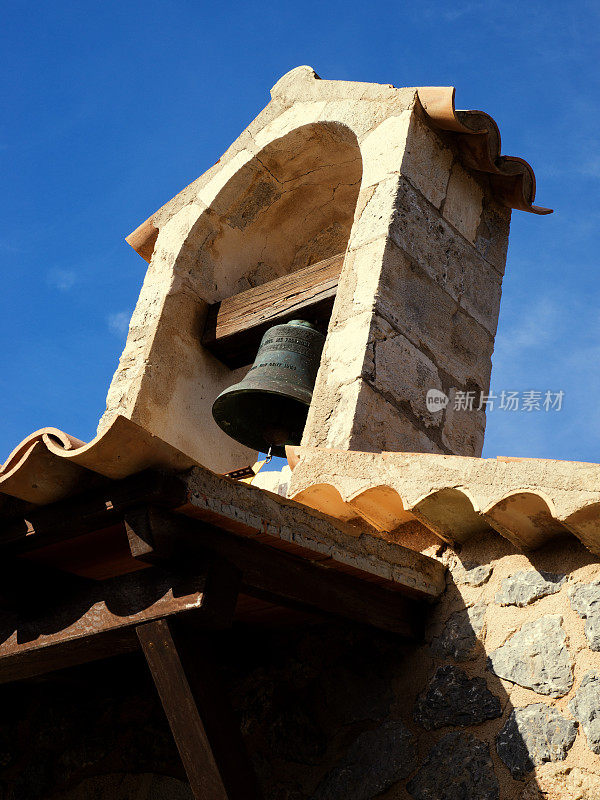 位于巴利阿里马略卡岛的特拉蒙塔纳山脉景观中的小教堂的钟