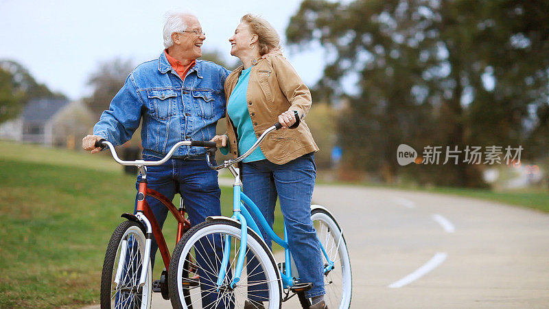 骑自行车的老年夫妇。