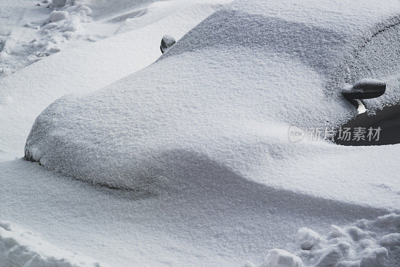 埋在雪中的汽车