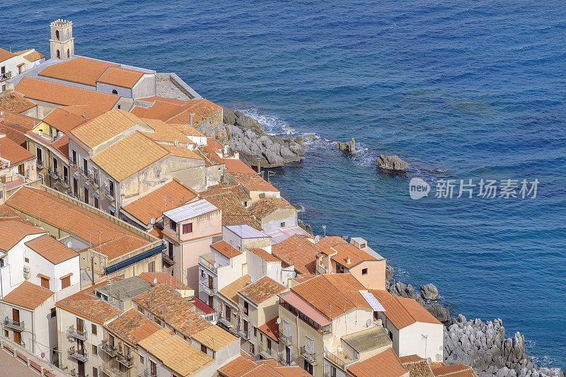 Cefalù，西西里岛北部海岸的一个城市，面朝第勒尼安海，因其历史和广阔的海滩而成为该地区的主要旅游景点之一(意大利)