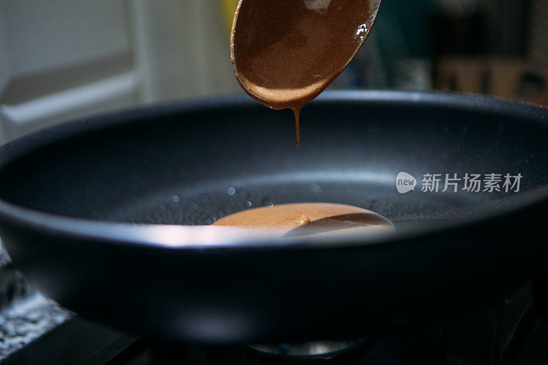 倒面糊做煎饼