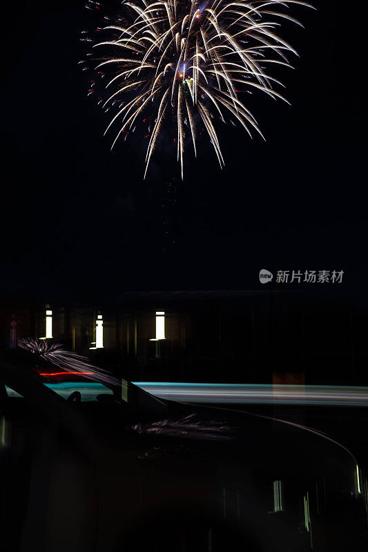 五彩缤纷的烟花在夜空中