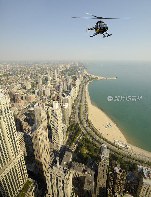 直升飞机飞越芝加哥，伊利诺斯州，美国