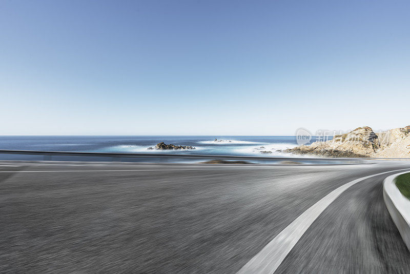 模糊的运动海岸道路对天空