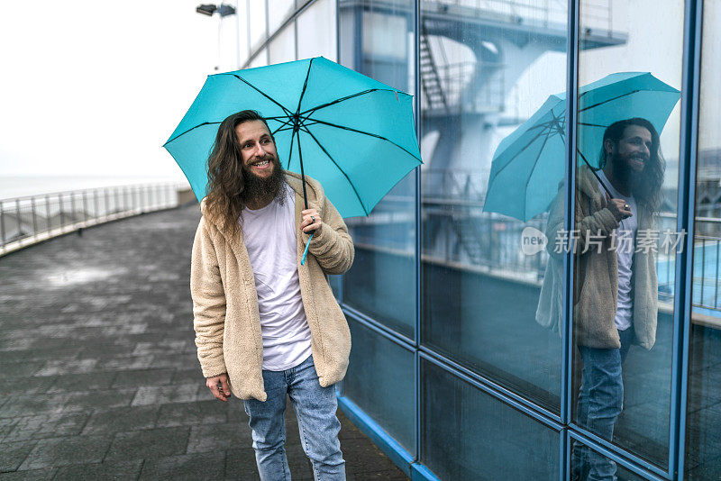 雨中微笑的时髦男子