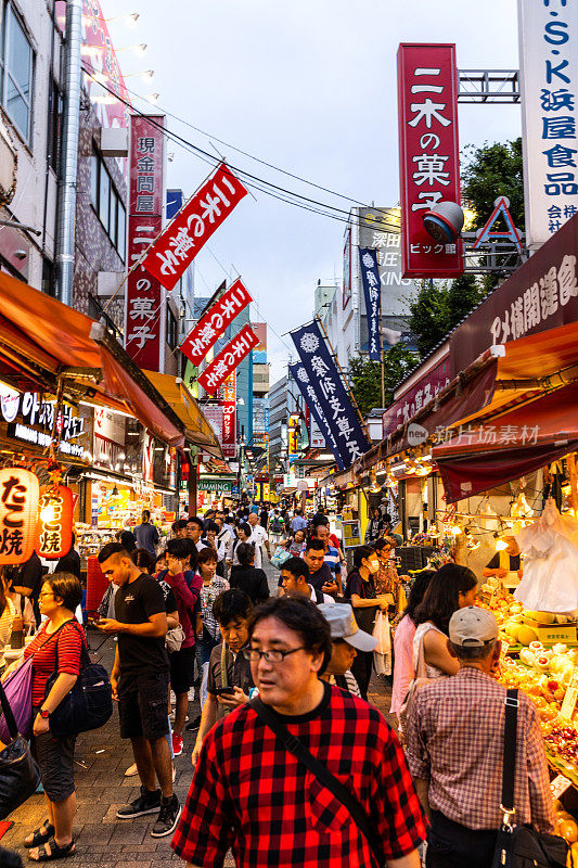 日本东京Ameyoko街市场的人们