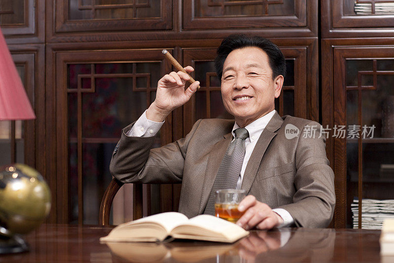 成功的商务男士抽雪茄