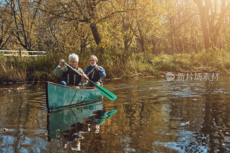 皮划艇使他们的退休生活充满活力