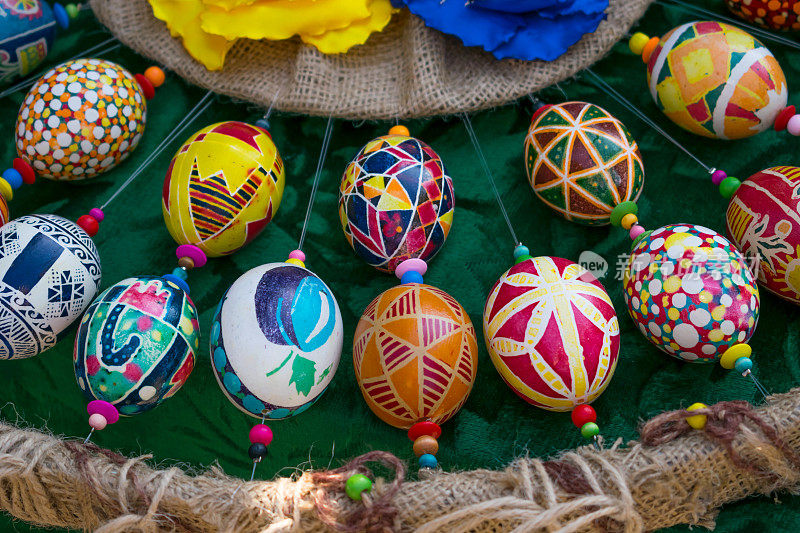 彩色的手绘复活节彩蛋有各种各样的图案。明亮的特写手工绘制的乡村复活节彩蛋背景