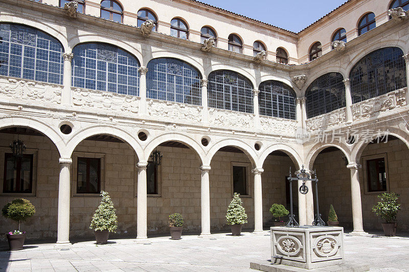现为León省政府总部