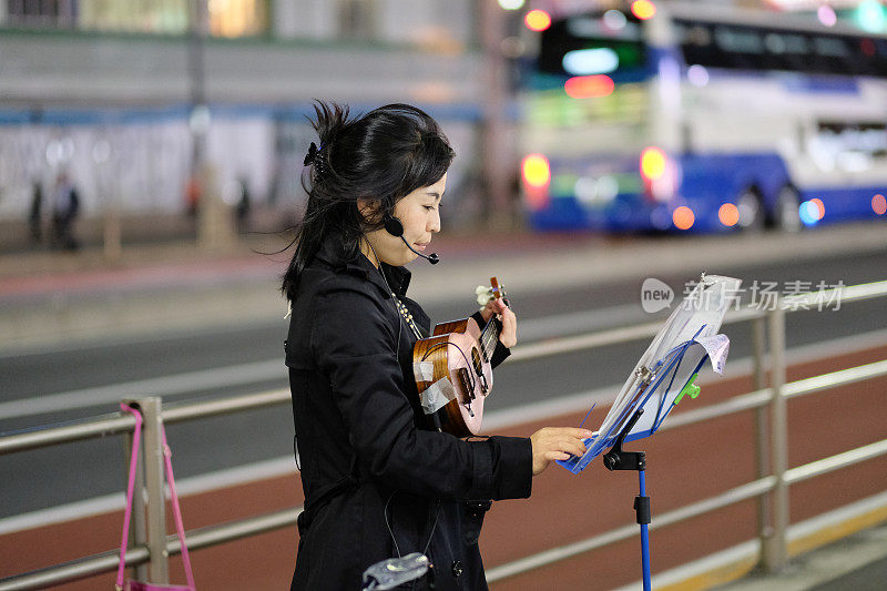 歌手在街上唱歌