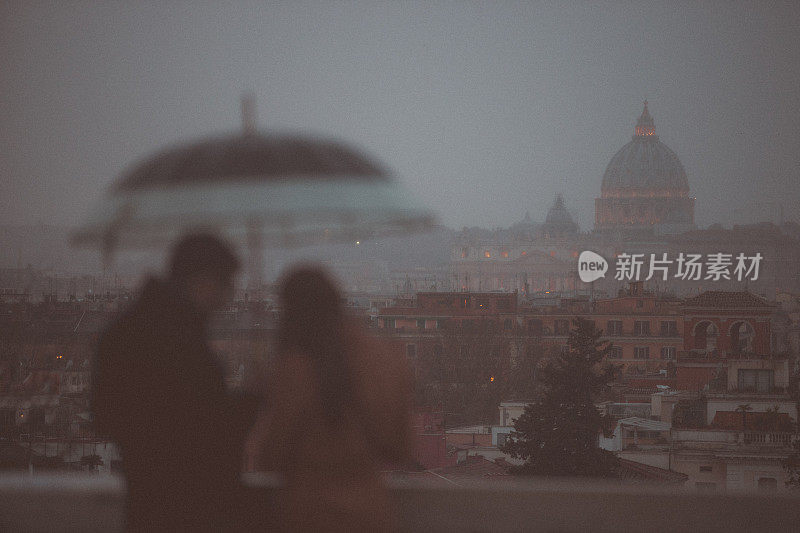 罗马的雨天:游客拿着雨伞