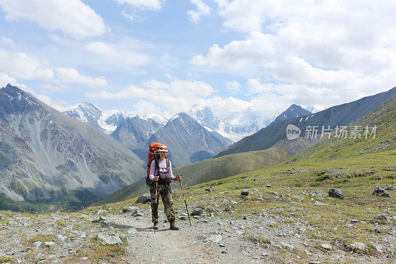 俄罗斯阿尔泰，一名女游客通过卡拉塔瑞克山口攀登别鲁卡山