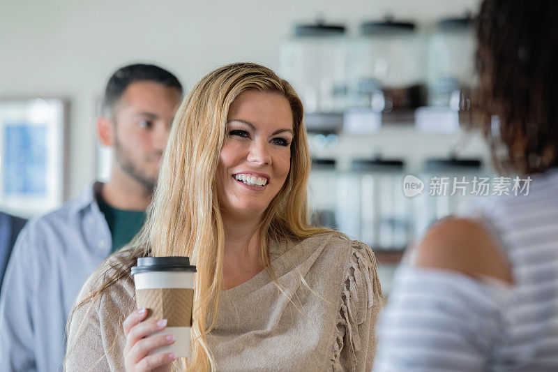 在繁忙的当地咖啡馆，顾客感谢咖啡师提供的咖啡