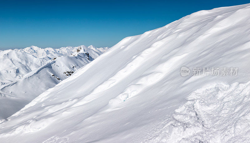 雪山上流下来