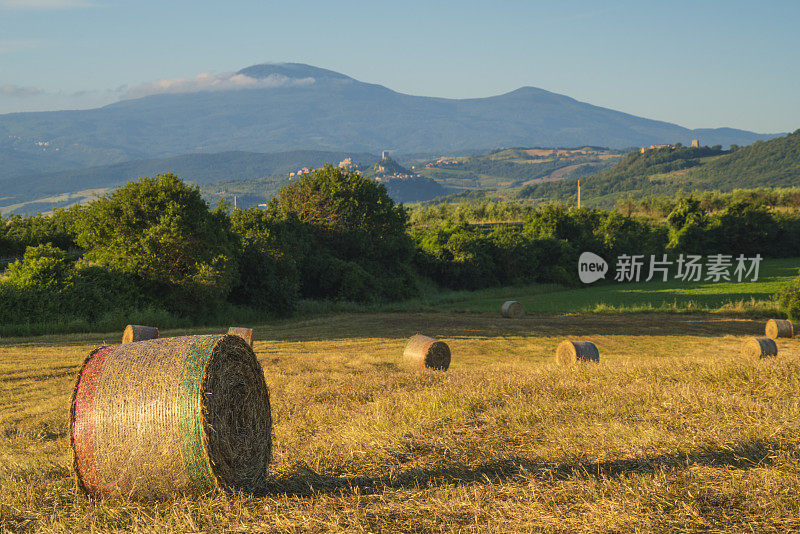 在欧洲意大利托斯卡纳的田野上干草捆的云雾视图