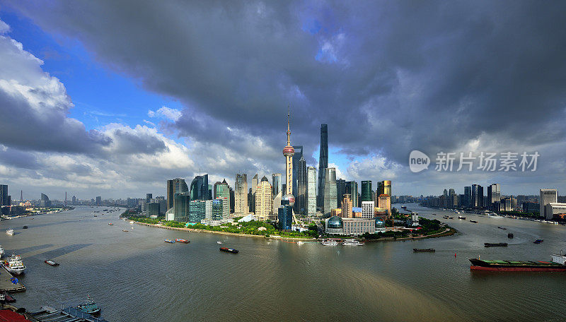 夕阳下的上海城市景观，上海，中国