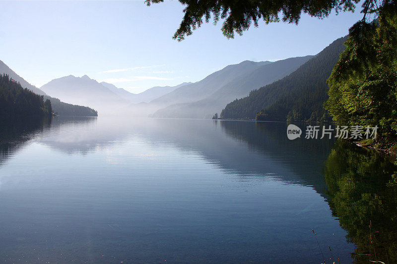 美丽的新月湖在奥林匹克国家公园