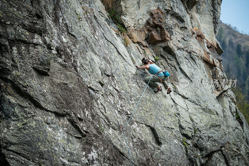 在意大利阿尔卑斯山上攀岩的年轻女子:爬山