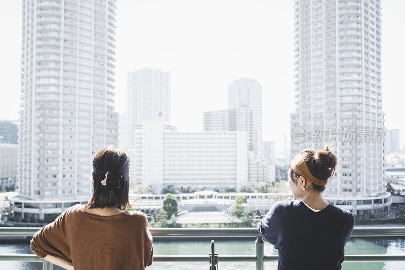 站在阳台上的女人