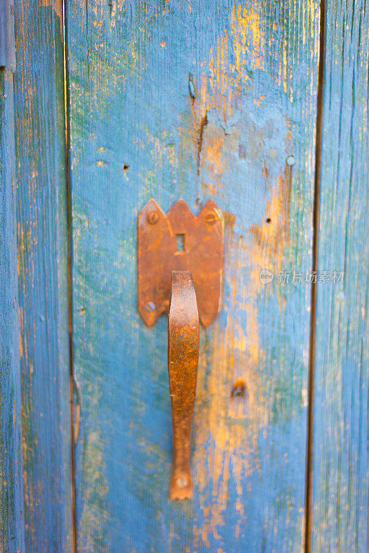圣塔菲，NM:古老的蓝色木门，生锈的古董拉(特写)