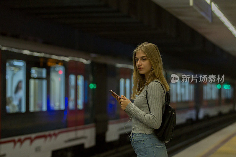 年轻女子在地铁上用手机