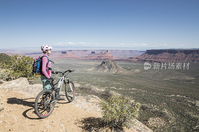 女山地自行车在豪猪环风景观点，摩押，犹他州。