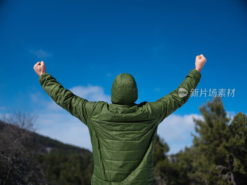 雪天里登山者的肖像