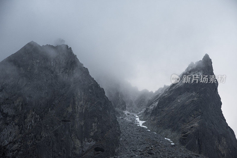 黑暗的山峰在雾中