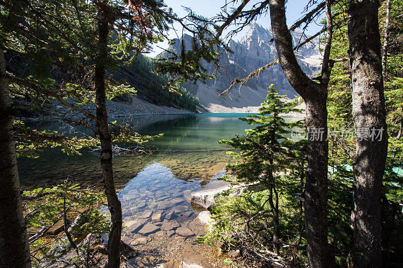 加拿大阿尔伯塔省班夫国家公园的冰碛湖位于加拿大落基山脉的十峰谷
