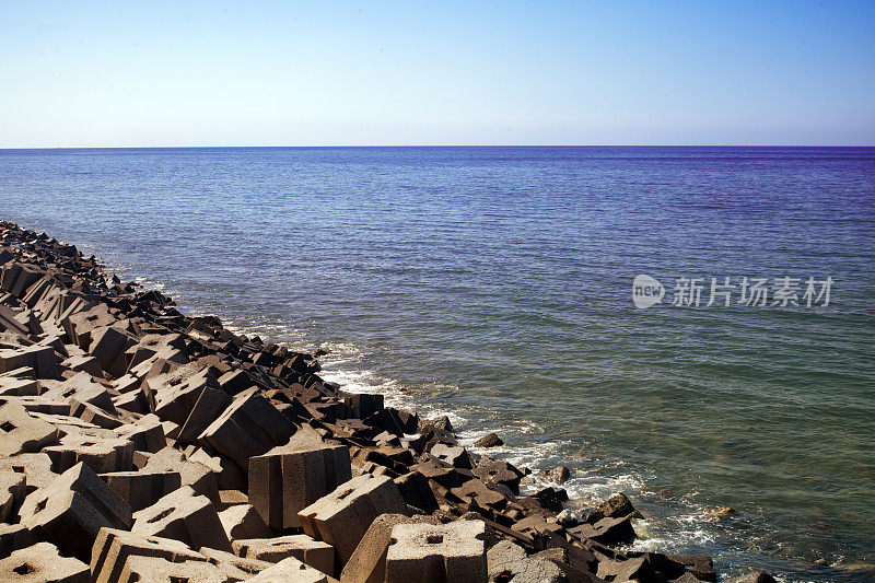 混凝土块码头，海洋和地平线。