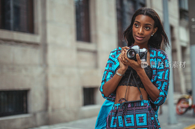 黑人女性摄影师