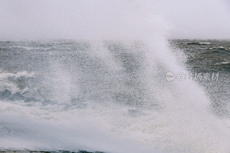 暴风雨中海浪冲击着IJsselmeer的堤坝