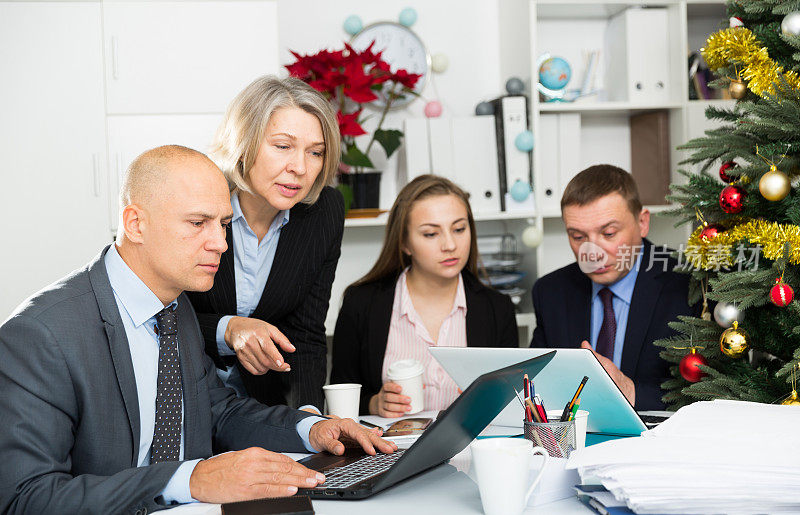 商务人员在现代办公室开发团队合作策略与笔记本电脑